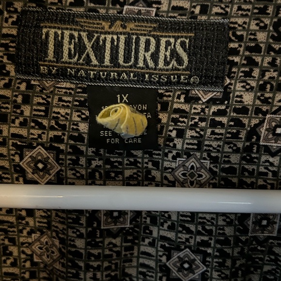 Patterned Button-Up Shirt - Picture 5 of 6